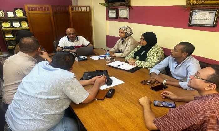مدير الصحة بقنا يعقد اجتماعاً لمناقشة عقود الصيانة للأجهزة المعملية بالمستشفيات