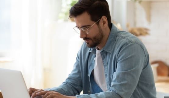 احذر هذه الأمراض الناجمة عن العمل لساعات طويلة على الكمبيوتر