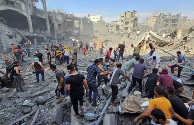 شهداء ومفقودون تحت الأنقاض.. غارة إسرائيلية تدمر منزلًا غرب المحافظة الوسطى