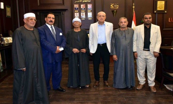 محافظ الأقصر يستقبل وفدًا من أهالي الشيخ عامر.. ويؤكد: «الصرف الصحي أولوية للتنمية»
