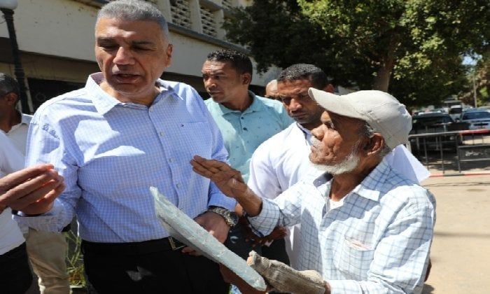لتخفيف الزحام.. محافظ أسوان يطلق مراكز متنقلة لاستخراج الأوراق الرسمية