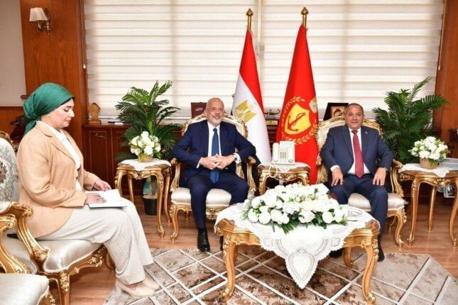 محافظ بورسعيد يبحث تعزيز التعاون مع سفير اليونان في القاهرة