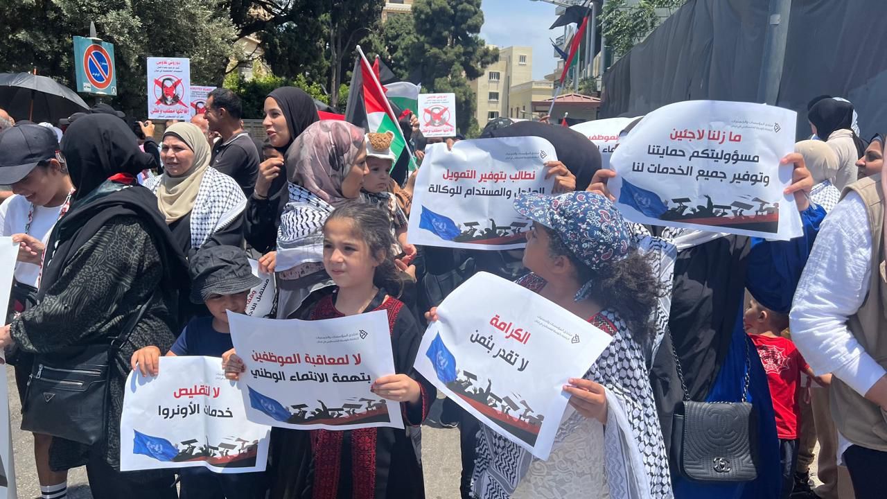 اعتصام أمام بعثة الاتحاد الأوروبي في بيروت (صورة مرفقة مع الخبر).