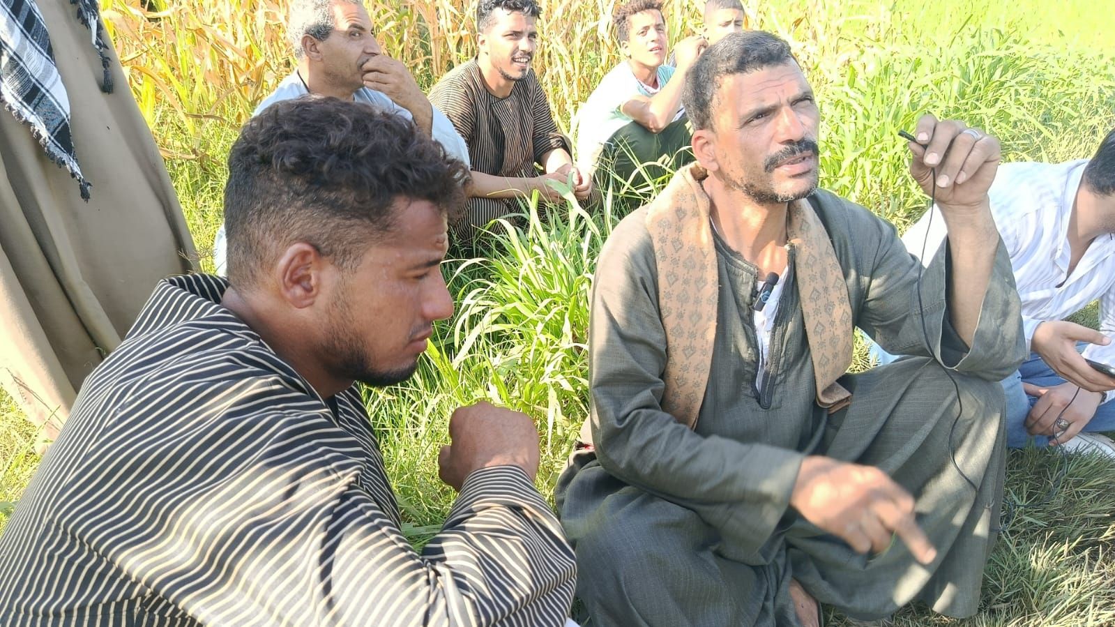 جانب من انتظار الأهالى خروج الجثامين (2)