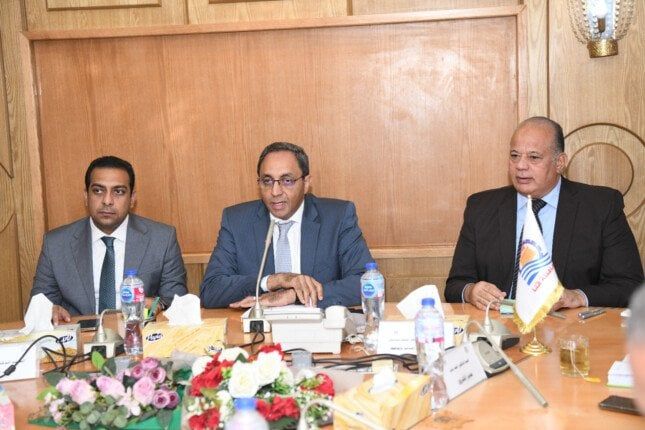 محافظ قنا يبحث آليات تنفيذ مبادرة سكن كريم لتطوير مساكن الأسر الأولى بالرعاية