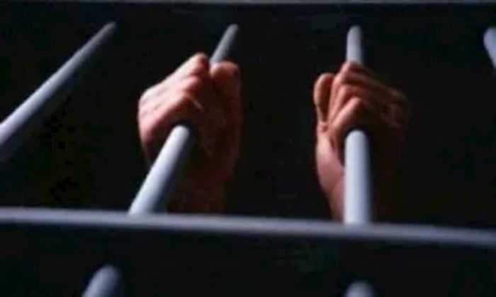 حبس طالب لاتهامه بالشروع في قتل زميله بشبرا الخيمة