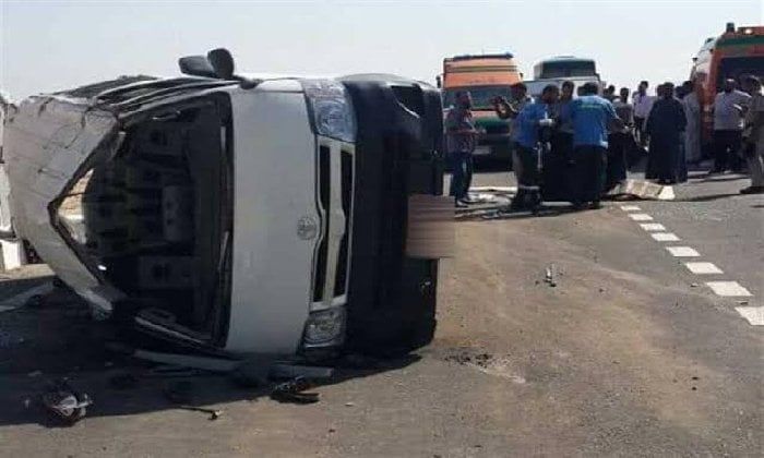 «العربية طارت بيهم».. إصابة 10 أشخاص في حادث انقلاب ميكروباص أعلى الدائري