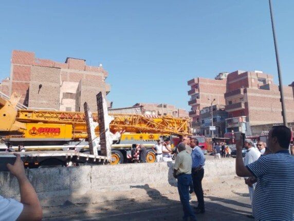 كارثة وشيكة بطوخ.. بلدوزر يزيح كوبري مشاة على 