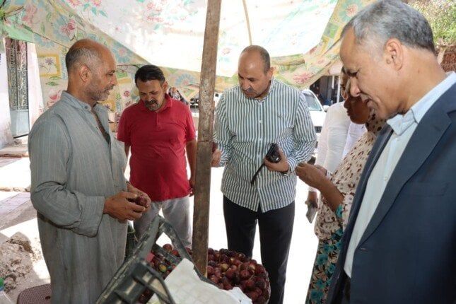 لمتابعة الأسعار.. سكرتير مساعد بني سويف يتفقد أسواق اليوم الواحد