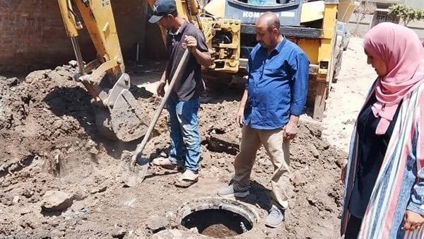 التعامل مع انفجار خط مياه رئيسي في قرية قورص بالمنوفية