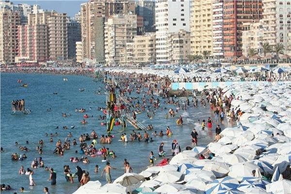 الإسكندرية تكتظ بالمصطافين.. «العروس» في ذروة الصيف وإقبال غير مسبوق على الشواطئ
