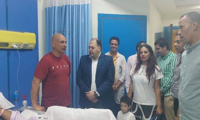 الكابتن حسام حسن و زوجته يزوران مستشفى العجمي النموذجي بالإسكندرية