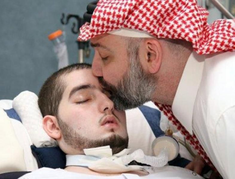الأمير الوليد بن خالد داخل أحد المراكز الطبية المتخصصة (أرشيفية)