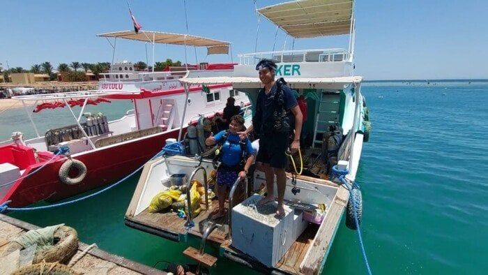 محميات البحر الأحمر تُنظم حملة نظافة للشواطئ وقاع البحر بمنطقة المركز السياحي بالغردقة