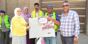 تكريم عمال النظافة وسائقي جمع القمامة تقديرًا لجهودهم في خدمة نظافة مدينة دمياط - ايجي سبورت