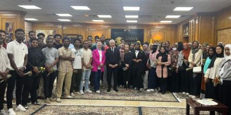 د. عصام فرحات يستقبل وفدًا من الطلاب الوافدين بالجامعة - ايجي سبورت