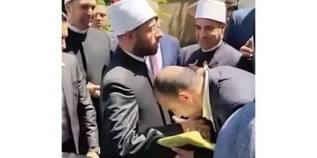 تقبيل الأيدي بين القبول العالمي والإهانة لـ “سعد الصغير” - ايجي سبورت