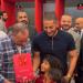 محبوب الجماهير.. محمود الخطيب يلتقط صورة تذكارية مع الجماهير داخل شركة القلعة الحمراء - ايجي سبورت