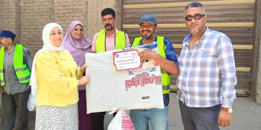 تكريم عمال النظافة وسائقي جمع القمامة تقديرًا لجهودهم في خدمة نظافة مدينة دمياط - ايجي سبورت