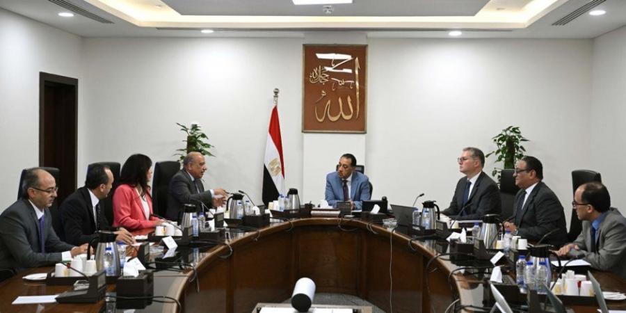 رئيس الوزراء يتابع عددا من الملفات مع وزيري الكهرباء والبترول - ايجي سبورت