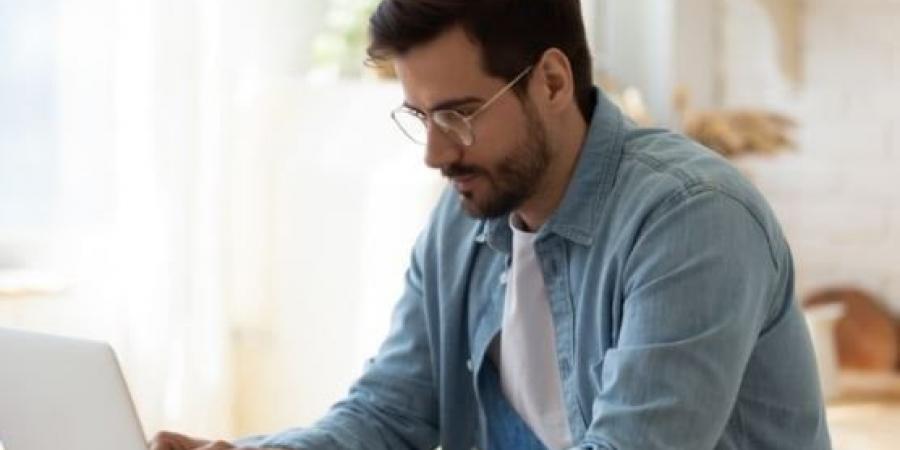 احذر هذه الأمراض الناجمة عن العمل لساعات طويلة على الكمبيوتر - ايجي سبورت