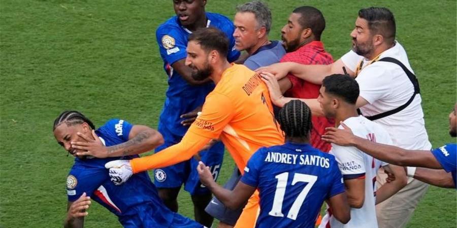 شاهد.. إنريكي يفقد أعصابه ويعتدي بالضرب على لاعب تشيلسي - ايجي سبورت