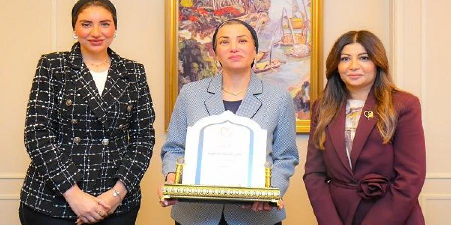 تكريم وزيرة البيئة من قبل مبادرة ”أنتى الأهم” - ايجي سبورت