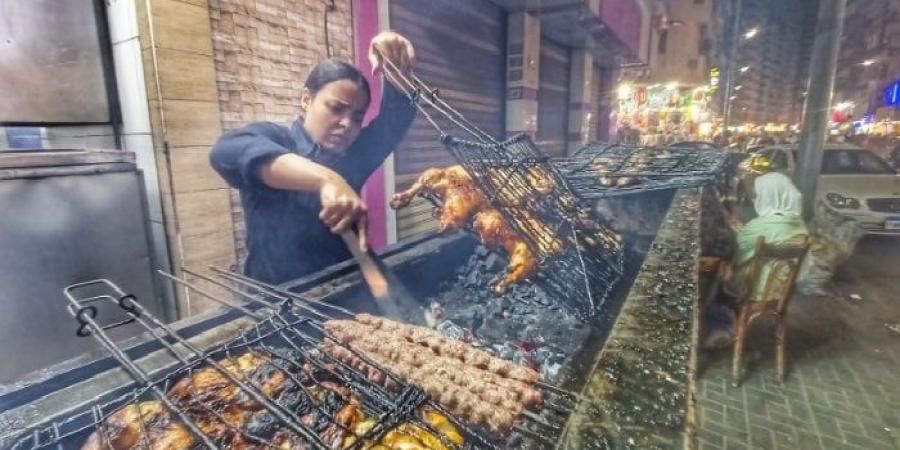 بنت أبوها.. بسنت تكتب قصة كفاحها على الفحم من داخل محل مشويات بالإسكندرية - ايجي سبورت