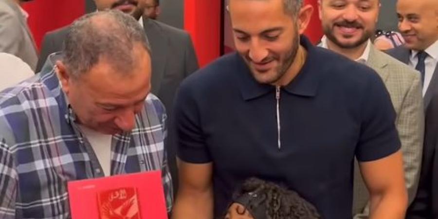 محبوب الجماهير.. محمود الخطيب يلتقط صورة تذكارية مع الجماهير داخل شركة القلعة الحمراء - ايجي سبورت
