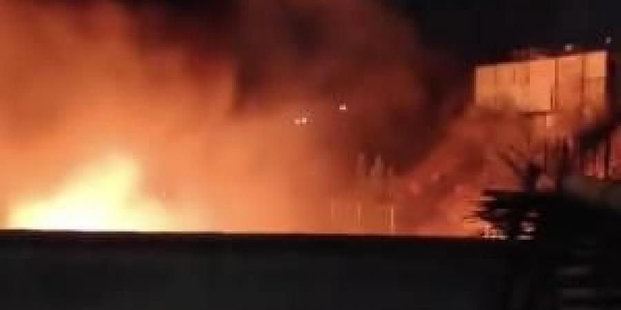جهود كبيرة للدفاع المدني في إخماد حريق مصنع مفروشات بالزرقاء - ايجي سبورت