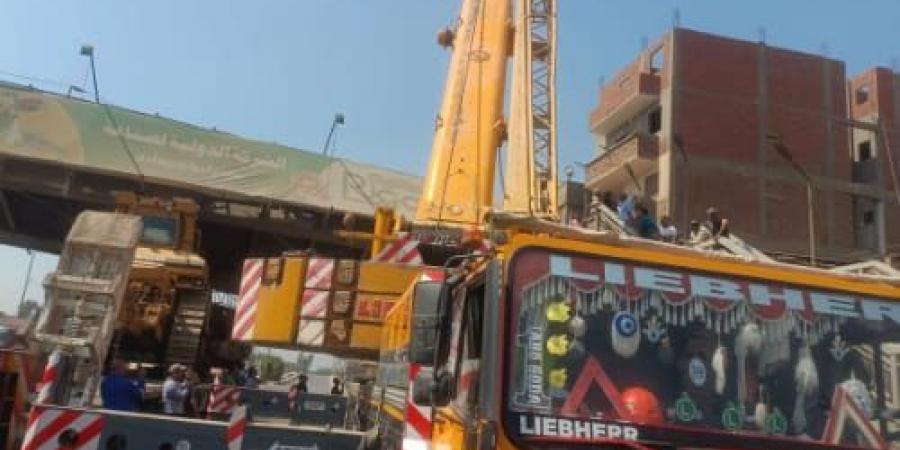 محافظ القليوبية يتابع انهيار كوبري مشاة بطوخ إثر اصطدام بلدوزر - ايجي سبورت