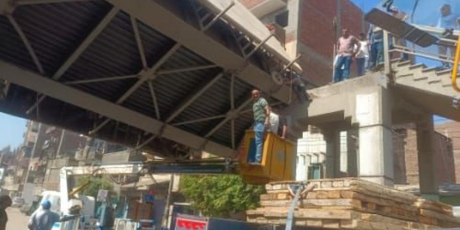 اصطدام لودر بكوبري مشاة في طوخ يتسبب في غلق جزئي للطريق الزراعي - ايجي سبورت