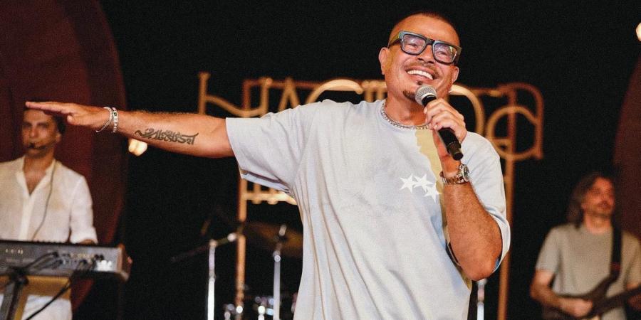 عمرو دياب يتألق ويشعل المسرح بـ"بابا" في حفل سيدي حنيش - ايجي سبورت