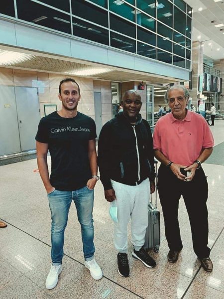 بيتسو موسيماني يصل القاهرة لتولي تدريب الأهلي